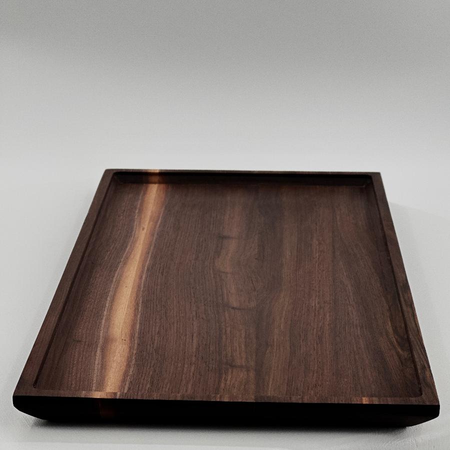 stunning grain pattern shines in this front view of the tray 